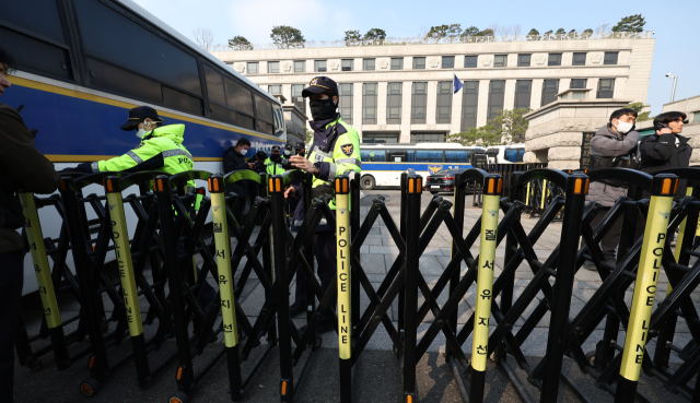 윤석열 대통령 탄핵심판 심리가 4월로 넘어온 1일 서울 종로구 헌법재판소 앞에서 경찰들이 경비를 강화하고 있다. 연합뉴스