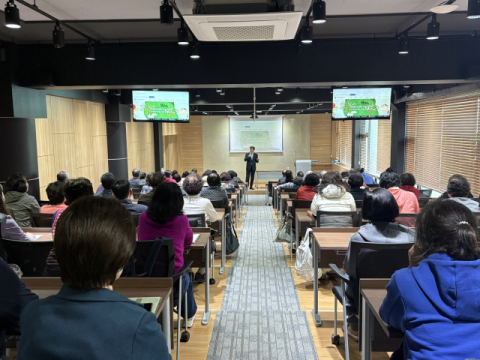 한방약재과 개설 20주년 기념으로 곽영규 교수가 특강을 하는 모습.