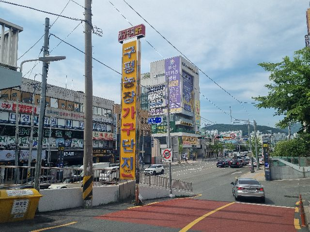 손님 발길이 뜸해진 낙후된 부산 사하구 구평가구단지. 부산일보DB