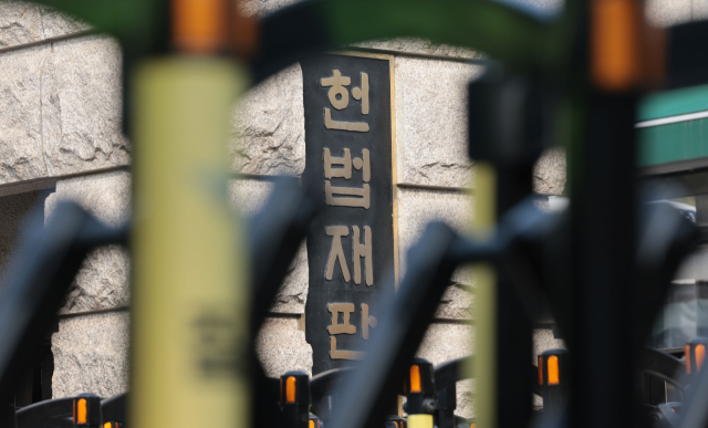 윤석열 대통령 탄핵심판 심리가 4월로 넘어온 1일 서울 종로구 헌법재판소에서 출입이 통제되고 있다. 연합뉴스