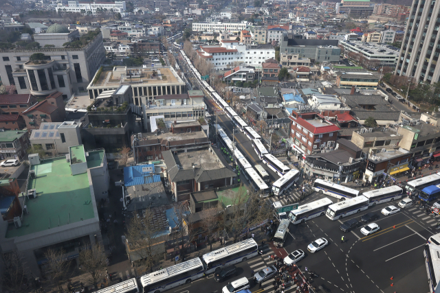 헌법재판소가 윤석열 대통령 탄핵심판 선고일을 발표한 1일 헌재 인근에 경찰버스 차벽이 설치되고 있다. 연합뉴스