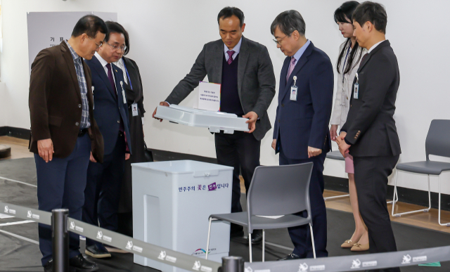 부산교육감 재선거 투표일을 하루 앞둔 1일 부산 동래구 명륜동행정복지센터에 마련된 명륜동 제3투표소에서 김문관 부산시선관위 위원장 등이 투표소를 점검하고 있다. 부산교육감 재선거 투표는 2일 오전 6시부터 오후 8시까지 부산 관내 912곳의 투표소에서 진행된다. 김종진 기자 kjj1761@
