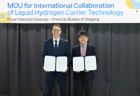 왼쪽부터 대런 레스코스키(Darren Leskoski) 미국선급협회 한국대표, 이제명 부산대 수소선박기술센터장