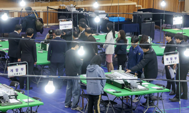 부산교육감 재선거 투표일을 하루 앞둔 1일 부산 동래구 동래중학교 체육관에서 김문관 부산시선관위 위원장 등이 개표소 설비 등을 점검하고 있다. 부산교육감 재선거 투표는 2일 오전 6시부터 오후 8시까지 부산 관내 912곳의 투표소에서 진행된다. 김종진 기자 kjj1761@