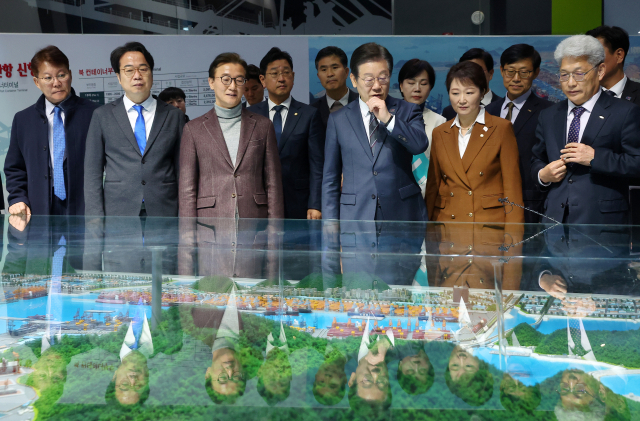 이재명 더불어민주당 대표가 지난 3월 6일 오전 부산 강서구 부산신항홍보관을 찾아 설명을 듣고 있다. 연합뉴스