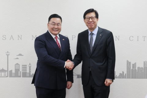 왼쪽부터 차강 웁궁 자담바(TSAGAAN-UVGUN JADAMBA) 신임 주부산 몽골 영사, 박형준 부산광역시장