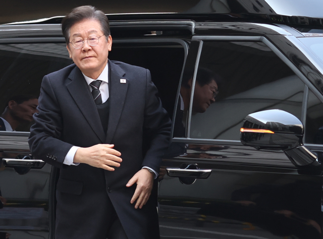 더불어민주당 이재명 대표가 1일 서울 서초구 서울중앙지법에서 열린 '대장동·위례·백현동·성남FC 사건' 1심 공판에 출석하기 위해 차에서 내리고 있다. 연합뉴스