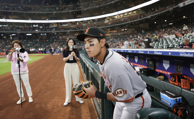 샌프란시스코 이정후가 1일 휴스턴전에서 수비하러 나가고 있다. 토머스셔이메인·연합뉴스
