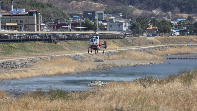 1일 오전 산청 산불 화재 현장인 시천면 구곡산 산 정상부에서 산불이 재발화하자 소방 헬기가 급히 물을 퍼나르고 있다. 김현우 기자