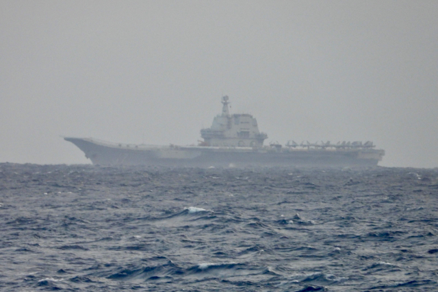 지난달 31일 중국 항공모함 샨동이 대만을 향해 출발한 모습을 1일 대만 국방부가 공개했다.중국은 1일 대만 포위 훈련을 재개한다고 밝혔다. AFP연합뉴스