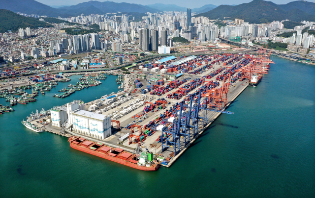 부산항의 최대 물동량을 창출하는 선사인 MSC가 허치슨홀딩스와 합병한다는 사실이 알려지면서 관심이 높아지고 있다. 허치슨포트부산이 운영한 부산항 북항 자성대부두. 부산일보DB