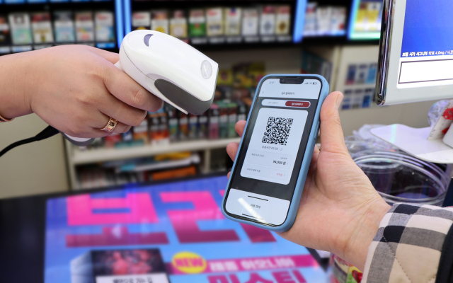 1일 오후 부산의 한 세븐일레븐 편의점에서 이용자가 ‘중앙은행 디지털 화폐(CBDC)’로 결제하고 있다. 정종회 기자 jjh@