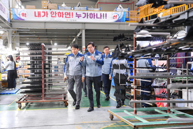 박형준 부산시장이 1일 부산 강서구 자동차부품업체 이든텍을 방문해 ‘부산 수출중소기업 현장 간담회’를 열었다. 부산시 제공
