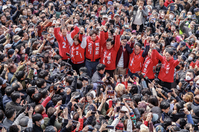 22대 총선을 앞둔 지난해 3월 국민의힘 지도부가 북구 구포시장을 찾는 등 총력전에 나서면서 낙동강 벨트 일부 탈환에 성공했지만 탄핵 정국을 지나며 요동치고 있다. 부산일보DB