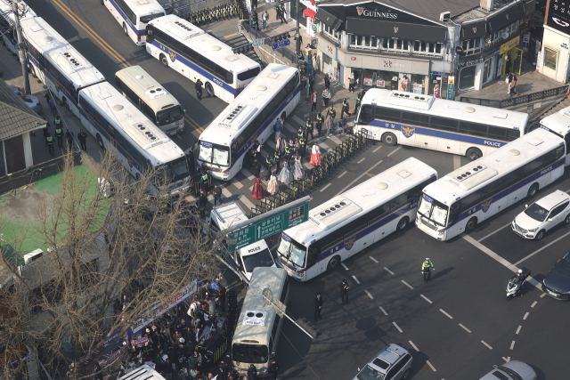 1일 헌법재판소 인근에 경찰버스 차벽이 설치돼 있다. 연합뉴스