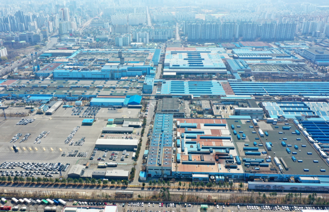 도널드 트럼프 미국 대통령의 외국산 자동차에 대한 25％ 관세 부과 시행을 앞둔 1일 인천 부평구 한국GM 부평공장 모습. 미국의 외국산 자동차 관세 부과로 한국GM이 큰 타격받을 것으로 보인다. 지난해 한국GM 부평공장과 창원공장에서 생산한 차량 49만9천559대 가운데 미국 수출 비율은 83.8%에 달했다. 연합뉴스