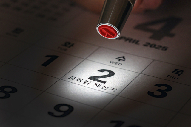 부산 교육을 새롭게 책임질 수장을 뽑는 4·2 부산시교육감 재선거가 2일 오전 6시부터 오후 8시까지 진행된다. 이를 하루 앞둔 1일 부산선관위 관계자가 유권자의 소중한 한 표 행사를 독려하며 기표봉을 들어보이고 있다. 김종진 기자 kjj1761@