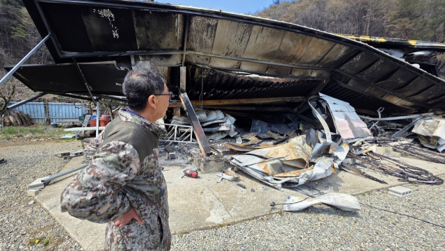 1일 경남 산청군 시천면 중태마을에 있는 김병욱 씨 집과 곶감 농장이 지난 산불로 형체를 알아볼 수 없게 허물어져 있다. 김현우 기자 khw82@