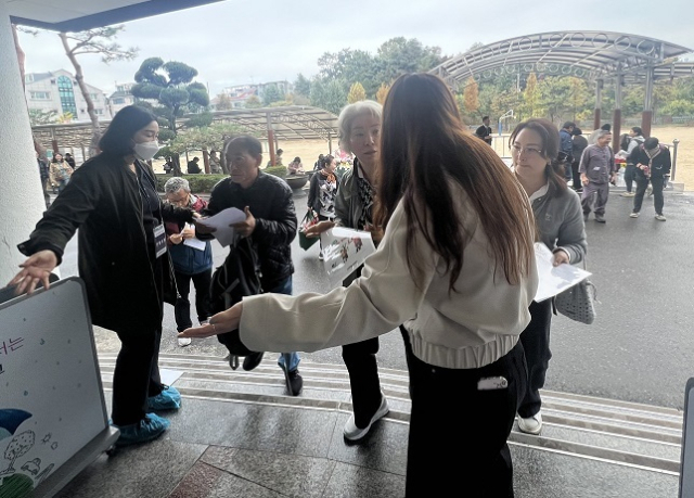 한국농업기술진흥원(농진원)은 치유농업사 자격시험의 출제위원을 4월 1일부터 15일까지 공개 모집한다고 밝혔다. 사진은 지난해 치러진 치유농업사 자격시험 고사장 모습. 농진원 제공