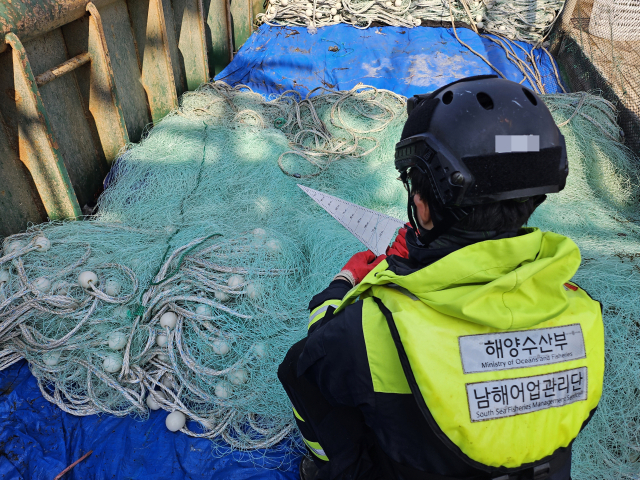 중국어선 어구 점검 현장(그물코 측정). 해수부 제공