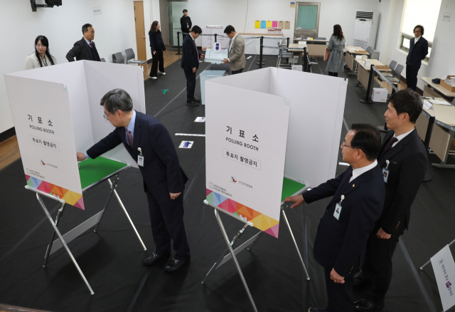 부산시교육감 재선거 투표일을 하루 앞둔 1일 오후 부산 동래구 명륜동행정복지센터에 마련된 명륜동제3투표소에서 김문관 부산시선관위 위원장 및 위원 등이 투표소 설비 상황 등을 점검하고 있다. 부산시교육감 재선거의 투표는 2일 오전 6시부터 오후 8시까지 부산시 관내 912곳의 투표소에서 실시된다. 연합뉴스