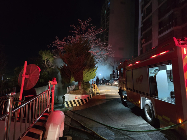 2일 오전 4시 55분께 부산 해운대구 재송동의 한 아파트 지하 주차장에 주차된 승용차에서 불이 났다. 부산해운대경찰서 제공