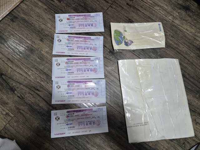 진주경찰서가 A 씨로부터 압수한 피해자 수표 5억 원. 경남경찰청 제공