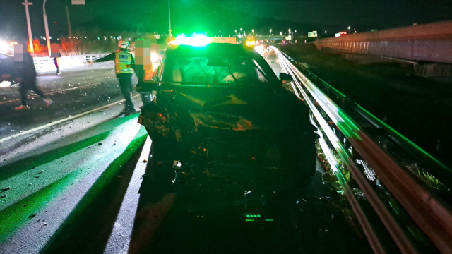 지난 1일 남해2지선 부산 방면 가락IC 부근에서 3중 추돌 사고가 나 4명이 다쳤다. 부산경찰청 제공