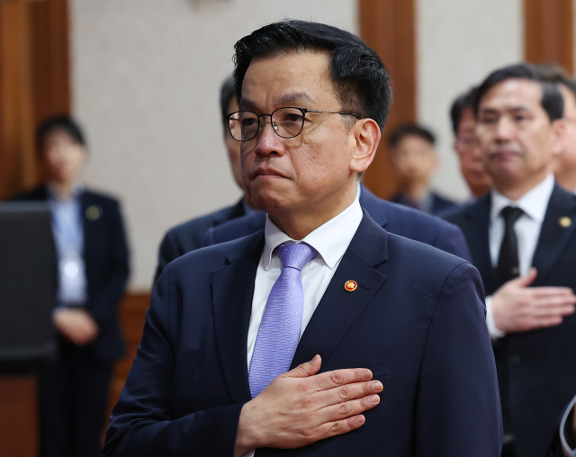 최상목 경제부총리 겸 기획재정부 장관이 1일 정부서울청사에서 열린 국무회의에서 국기에 경례하고 있다. 연합뉴스