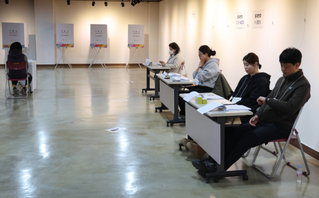 4·2 부산시교육감 재선거 투표 날인 2일 오전 부산 수영구생활문화센터 2층 바다갤러리에 마련된 광안제2동 제2투표소가 한산한 모습이다. 이날 투표는 오후 8시까지 부산시 관내 912곳의 투표소에서 실시된다. 연합뉴스