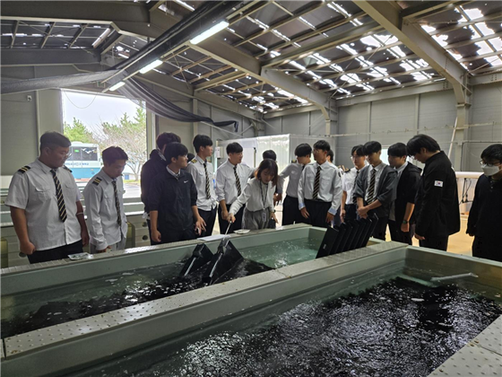 청소년에게 해양수산 분야의 진로 탐색 기회를 제공하기 위한 현장견학 체험학습 모습. 수산자원공단 남해생명자원센터 제공