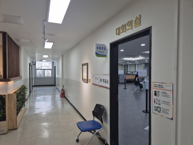 2일 부산 연제구 연제구청 2층 대회의실에 마련된 부산시교육감 재선거 연산2동 제3투표소. 김동우 기자 friend@