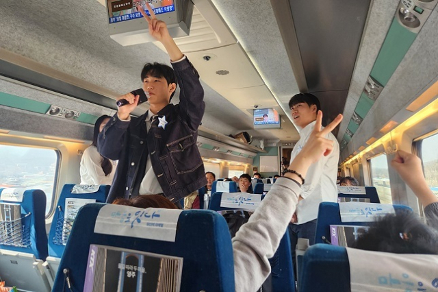 코레일이 KTX 열차 안에서 이벤트를 진행하고 있는 모습. 부산일보 DB