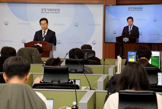공정거래위원회 문재호 카르텔조사국장이 12일 정부세종청사 공정위 기자실에서 이동통신 3사가 2015년 11월부터 2022년 9월까지 번호이동 순증감 건수가 특정 사업자에게 편중되지 않도록 상호 조정하기로 합의하고 실행한 것에 대해 시정명령과 함께 과징금 총 1천140억원(잠정)을 부과하기로 결정했다고 밝히고 있다. 연합뉴스