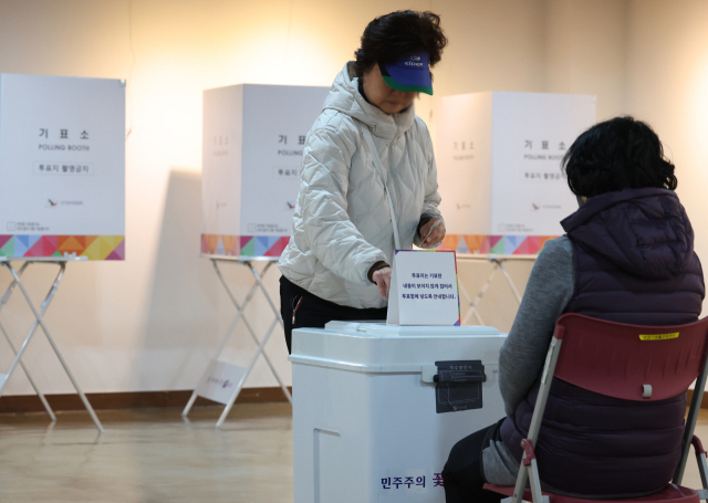 4·2 부산시교육감 재선거 투표일인 2일 오전 부산 수영구생활문화센터 2층 바다갤러리에 마련된 광안제2동 제2투표소에서 시민들이 소중한 한 표를 행사하고 있다. 이날 투표는 오후 8시까지 부산시 관내 912곳의 투표소에서 실시된다. 연합뉴스