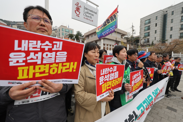 윤석열즉각파면·사회대전환 서울비상행동, 민주노총 서울본부 등 '내란수괴 윤석열 파면버스'에 참여한 관계자들이 2일 서울 용산 대통령 관저 인근에서 파면 선고 촉구 기자회견을 하고 있다. 연합뉴스