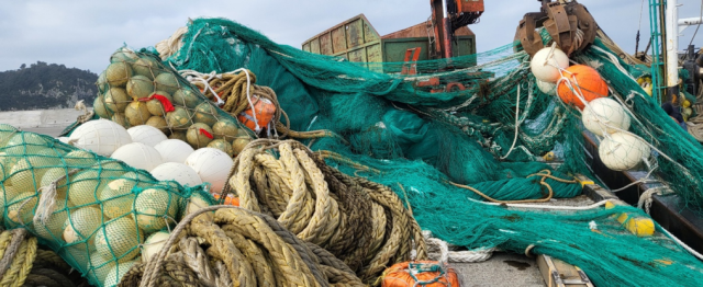 중국어선의 불법 안강망어구를 수거한 후 하역하는 모습. 해수부 제공