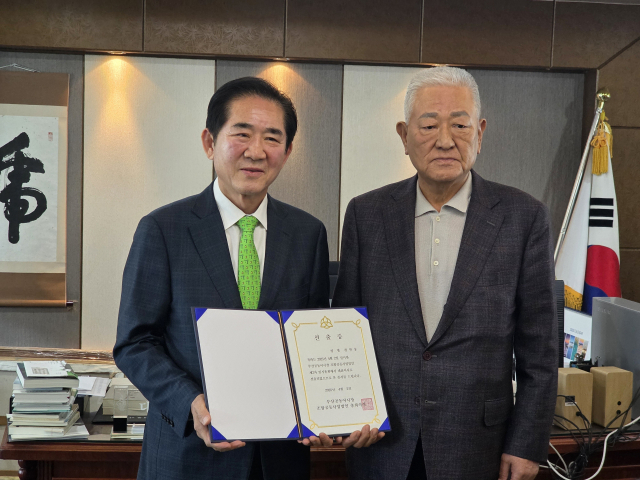 부산공동어시장 총회에서 정연송 전 거제해양관광개발공사 사장 어시장 6개 출자조합의 만장일치 의결을 받아 어시장 신임대표로 선출됐다. 부산공동어시장 제공