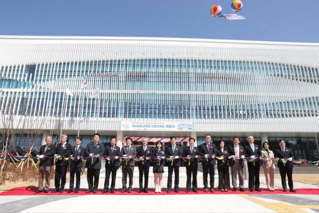 경남도교육청과 밀양시는 2일 경남 밀양시 교동에서 진로교육원 개원식을 가졌다. 경남도교육청 제공