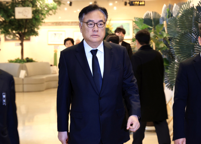 2일 오후 부산 해운대구 해운대백병원 장례식장에 차려진 장제원 전 국회의원 빈소에 정진석 대통령실 비서실장이 조문을 위해 방문하고 있다. 연합뉴스