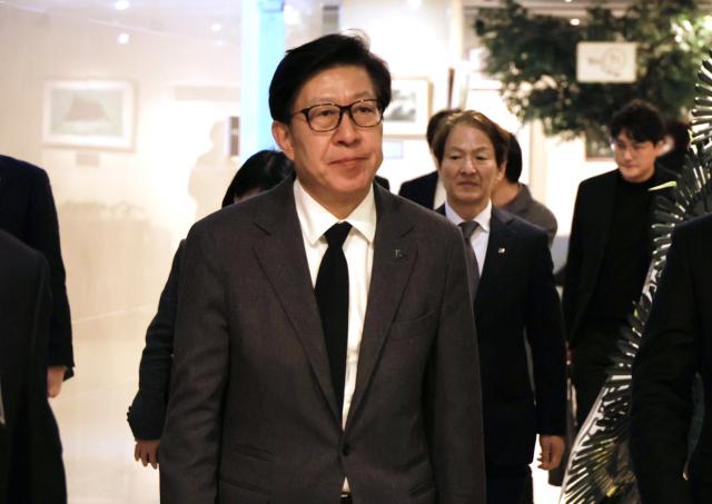 2일 오후 부산 해운대구 해운대백병원 장례식장에 차려진 장제원 전 국회의원 빈소에 박형준 부산시장이 조문하기 위해 들어오고 있다. 연합뉴스