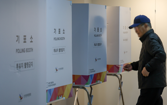 4·2 부산시교육감 재선거 투표날인 2일 오전 부산 수영구생활문화센터 2층 바다갤러리에 마련된 광안제2동 제2투표소에서 시민들이 소중한 한표를 행사하고 있다. 이날 투표는 오후 8시까지 부산시 관내 912곳의 투표소에서 실시된다. 김종진 기자 kjj1761@