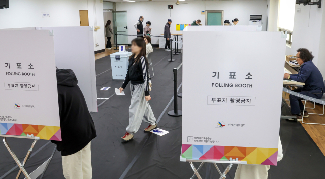 4·2 부산시교육감 재선거 투표날인 2일 오전 부산 명륜동행정복지센터 2층 회의실에 마련된 명륜동 제3투표소에서 시민들이 소중한 한표를 행사하고 있다. 이날 투표는 오후 8시까지 부산시 관내 912곳의 투표소에서 실시된다. 김종진 기자 kjj1761@