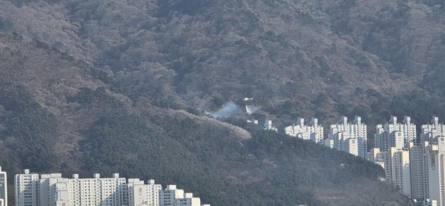 승학산 산불을 끄고 있는 헬기 모습. 독자 제공