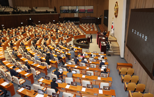 2일 국회 본회의에서 김승묵 의사국장이 최상목 부총리 겸 기획재정부 장관에 대한 탄핵소추안을 보고하고 있다. 연합뉴스