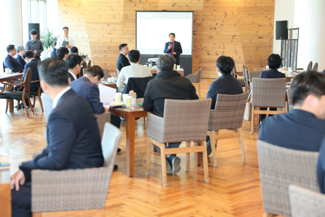 나동연 양산시장이 1일 김준영 zellan 대표의 특강에 참석해 “지역 특산품 소비 운동’ 등 로컬리즘에 대해 적극적으로 지원하겠다고 밝히고 있다. 김태권 기자