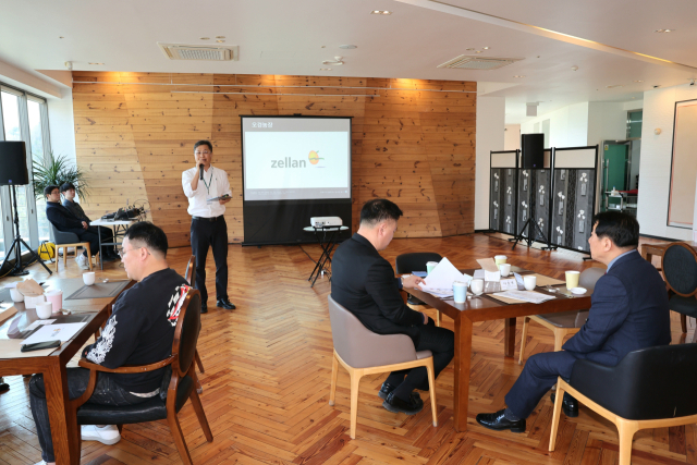 김준영 zellan 대표가 양산지역 젊은 경영자를 대상으로 성공 마케팅 노하우 전수와 함께 로컬리즘 특강을 하고 있다. 김태권 기자