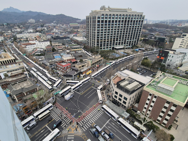 윤석열 대통령 탄핵 선고 기일을 이틀 앞둔 2일 서울 종로구 헌법재판소 인근 도로 통행이 통제되고 있다.연합뉴스