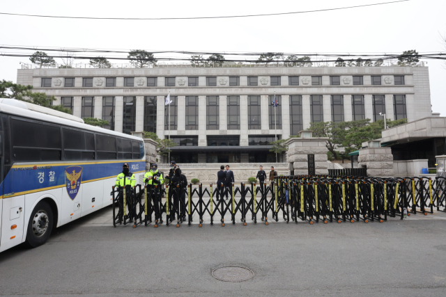 윤석열 대통령 탄핵 심판 선고일이 이틀 앞으로 다가온 2일 서울 종로구 헌법재판소 정문에서 경찰이 경계 근무를 서고 있다. 연합뉴스