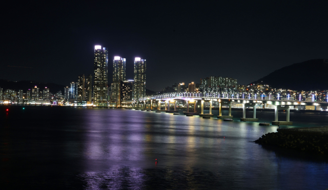 영도 흰여울문화마을에서는 남항대교의 화려한 도시 야경. 이재찬 기자